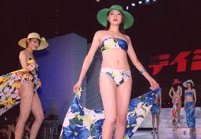 Teijin unveils new swimsuits for 2002